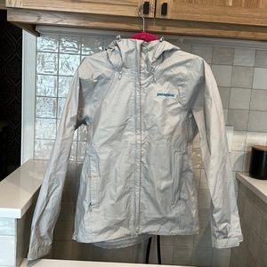 Patagonia women’s shell jacket in light gray sz. M